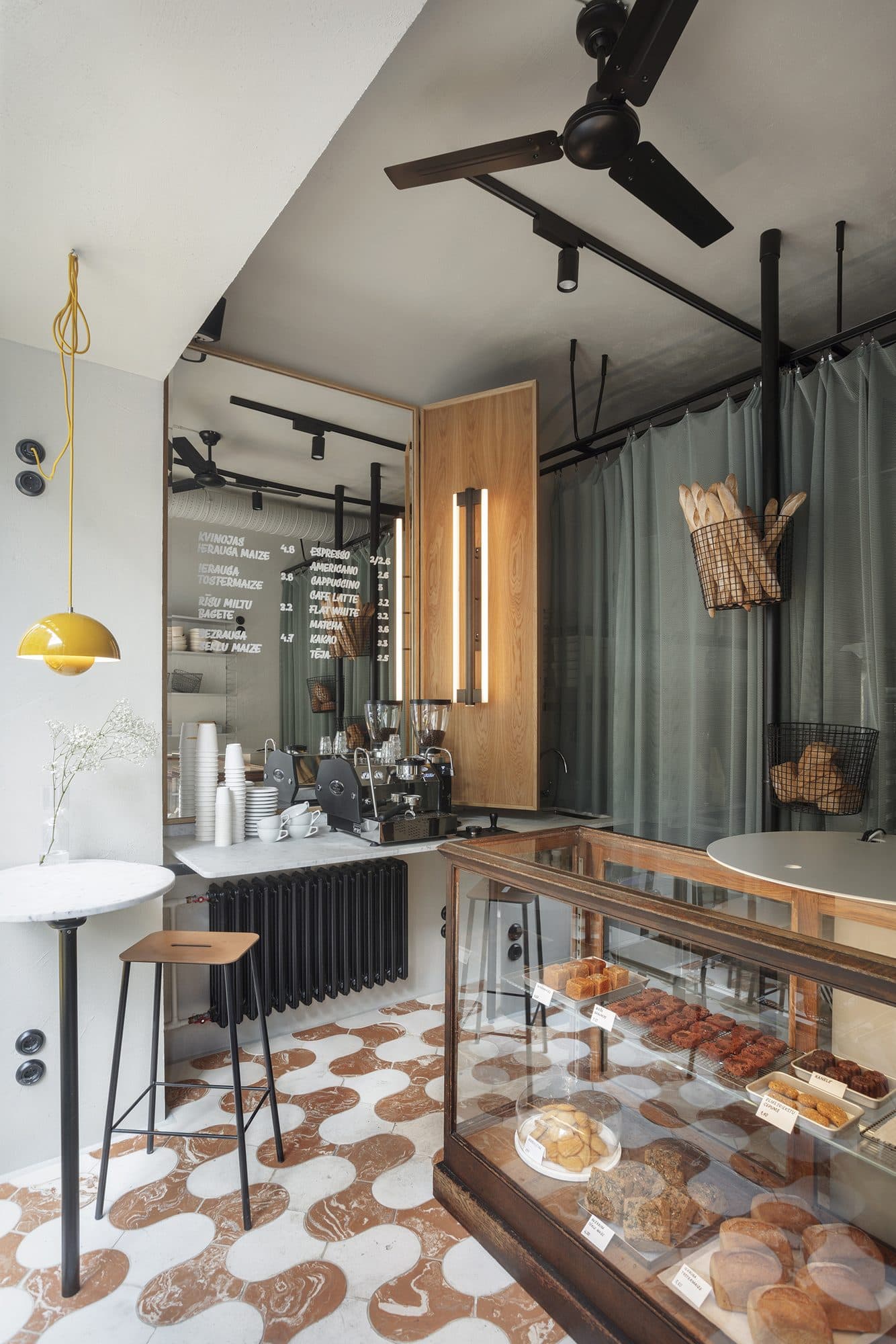 Better Bread Riga, comptoir boulangerie avec sol Bibiena Fornace Brioni