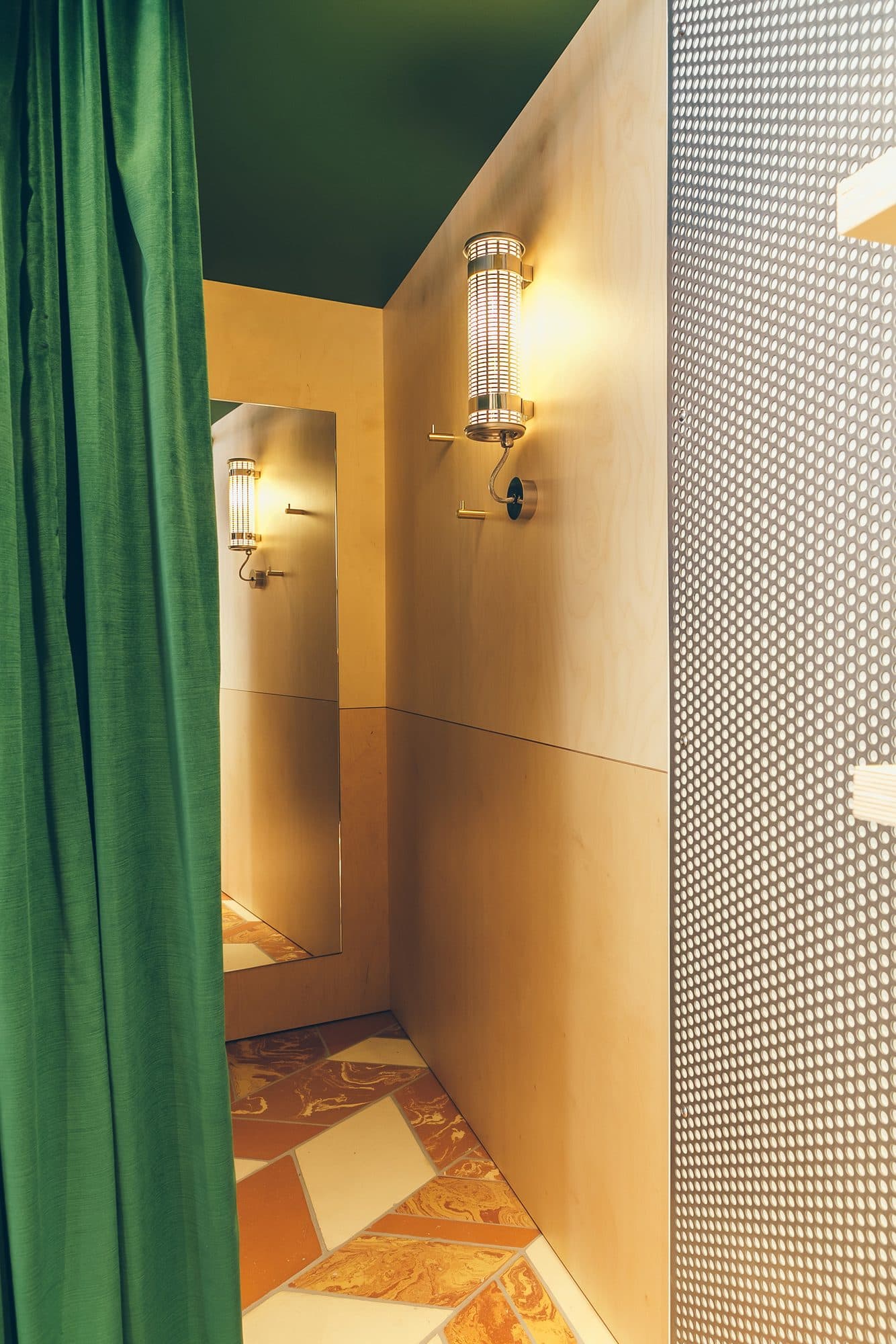 Boutique Enara, cabine d'essayage avec sol Te chevron Fornace Brioni, Biarritz