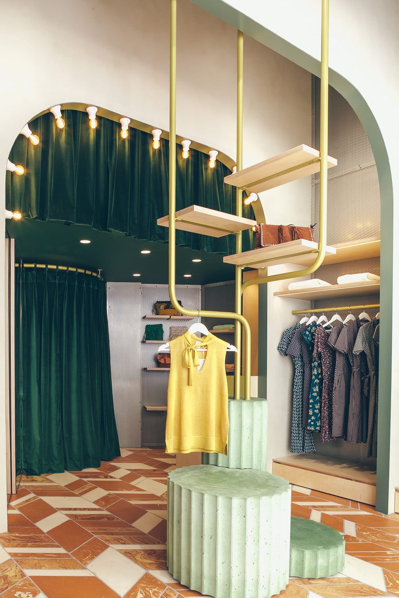 Boutique Enara, vitrine mode et sol Te Fornace Brioni grand format, Biarritz