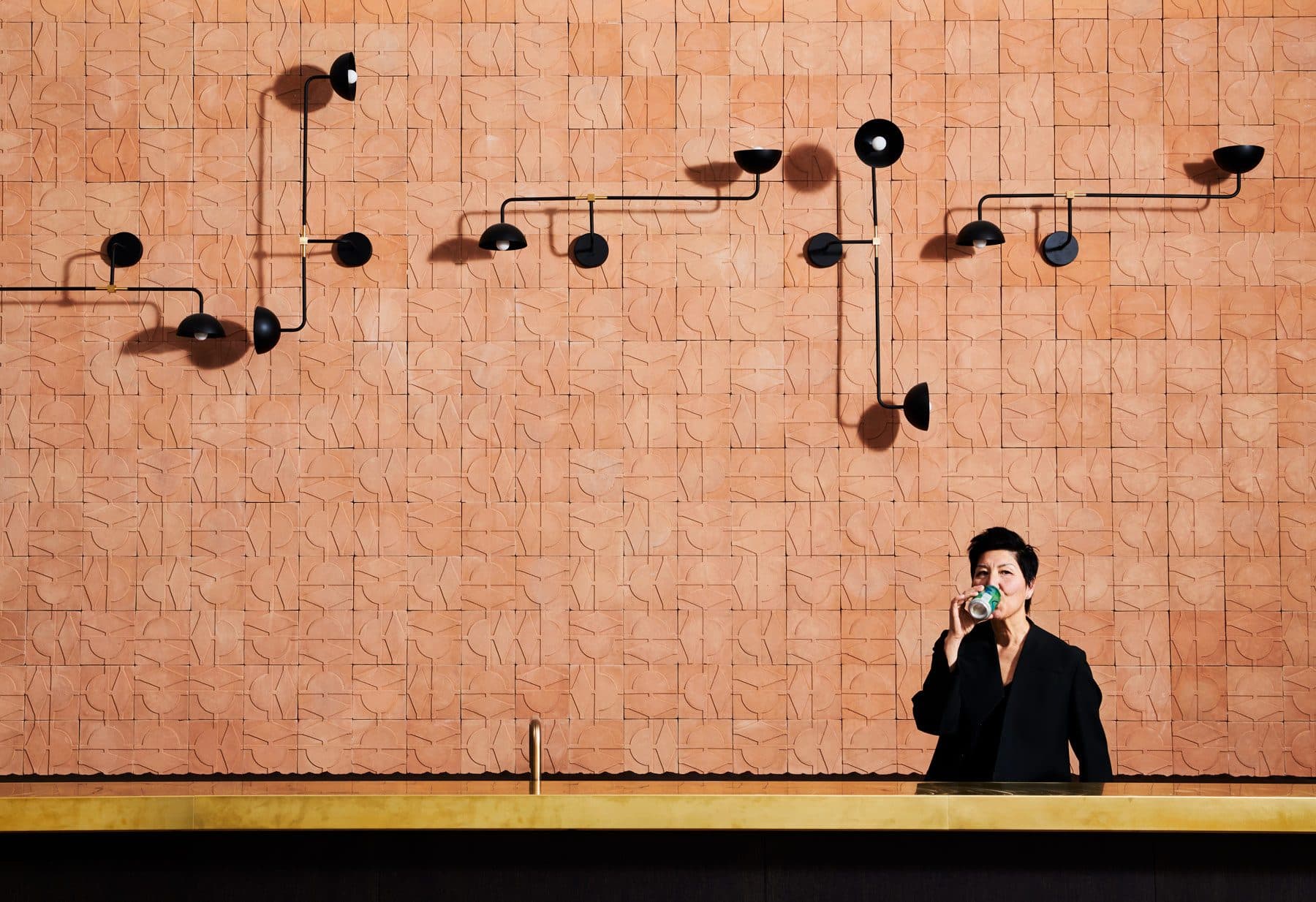 Clé Tile showroom San Rafael, comptoir en relief Acanti Fornace Brioni, Californie