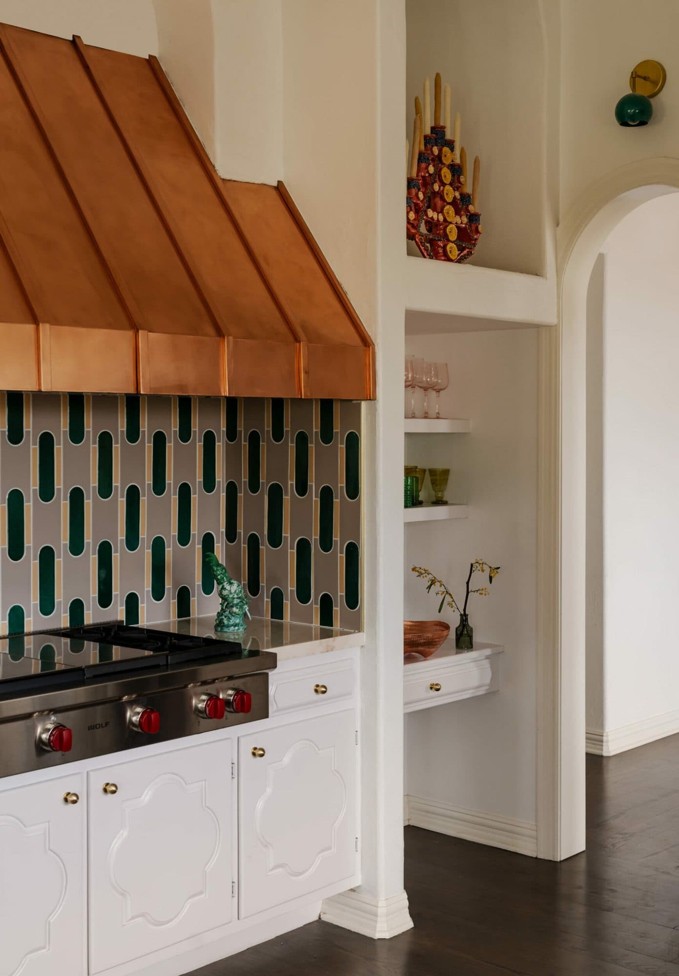 Rancho Pelicano, cuisine avec relief Acanti Fornace Brioni, LALA Reimagined Malibu