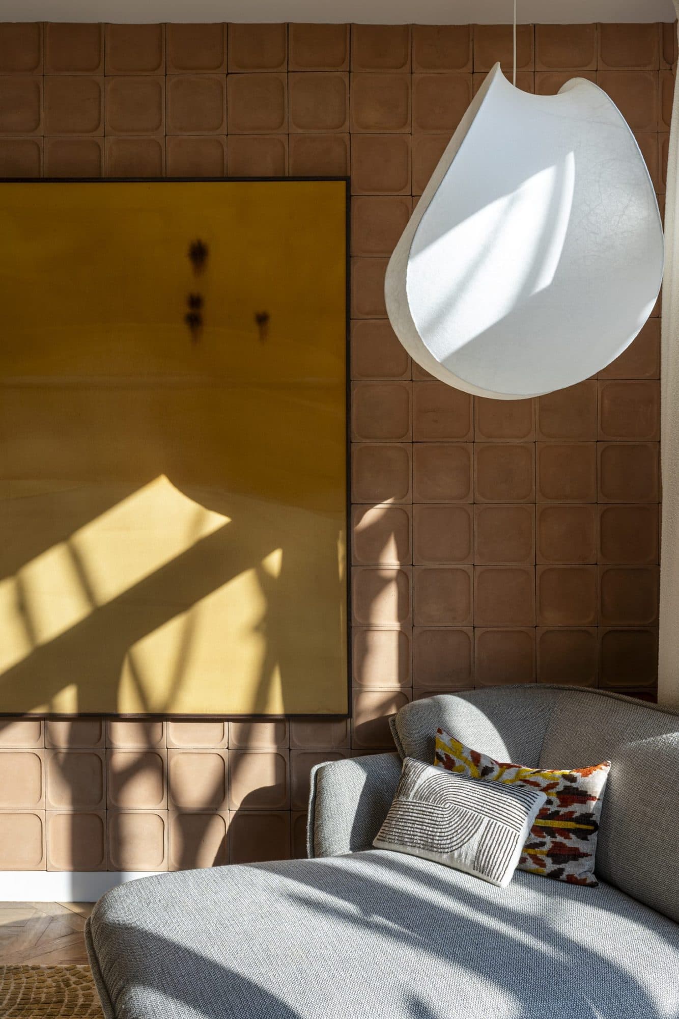 Rose, Paris, paroi concave Void Fornace Brioni, appartement Ome Editions