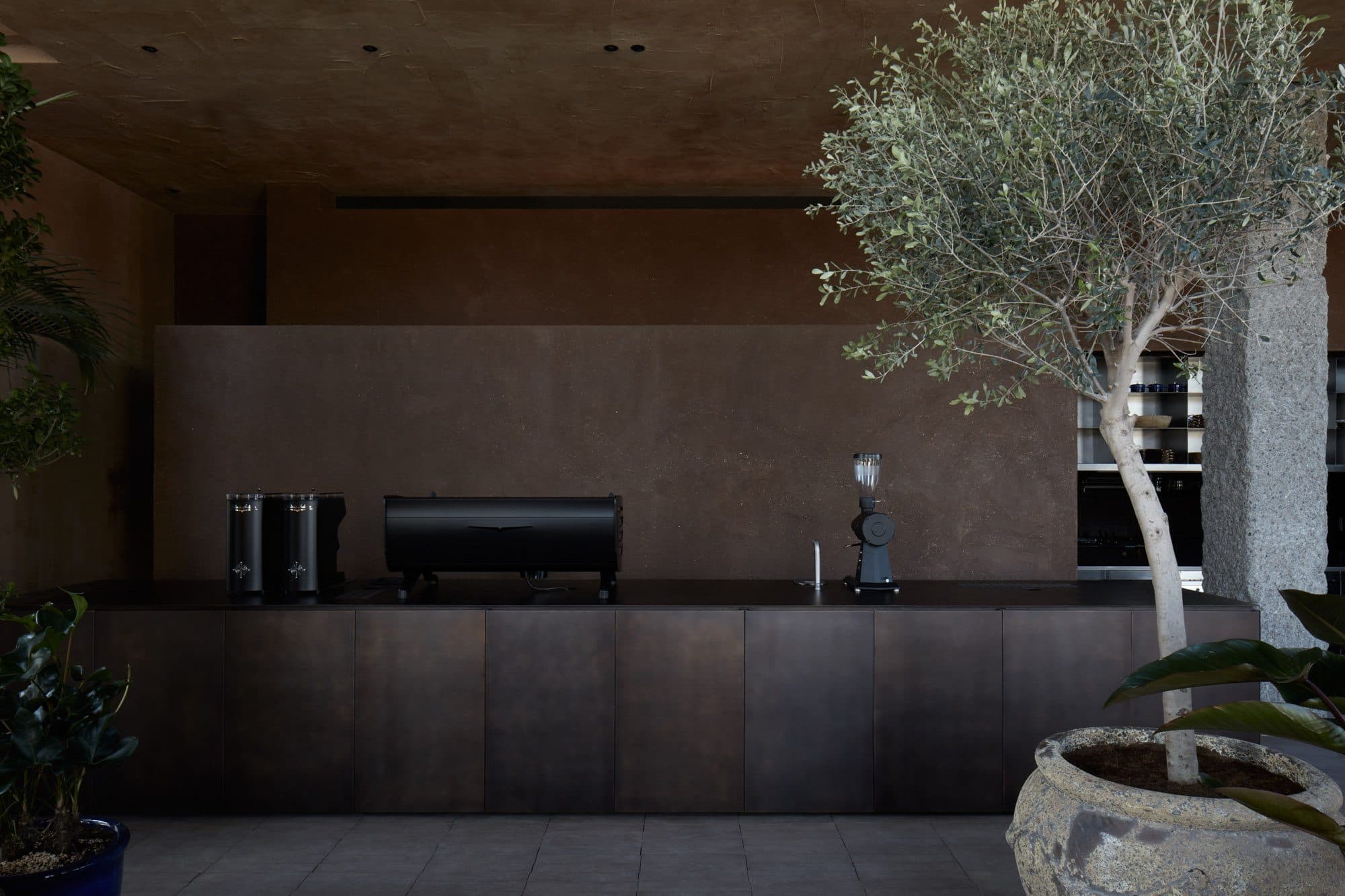 Terra Eatery Dubai, cuisine ouverte et pavement Listello Fornace Brioni