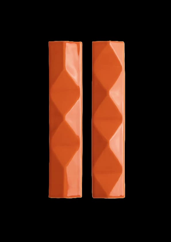 Brussels, baguettes à facettes en zigzag émail orange, carreau en grès émaillé fait main au Portugal, Barro