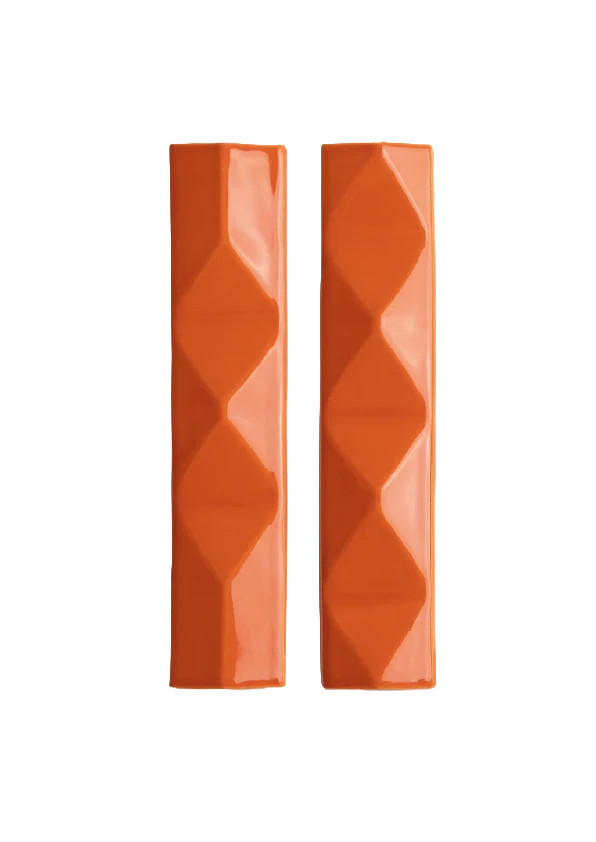 Brussels, baguettes à facettes en zigzag émail orange, carreau en grès émaillé fait main au Portugal, Barro
