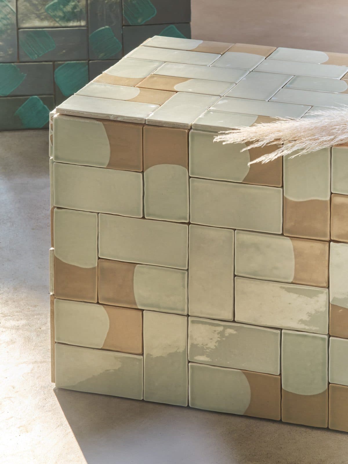Alveo, cube décoratif terre cuite émaillée bicolore, Fornace Brioni, Fluviale