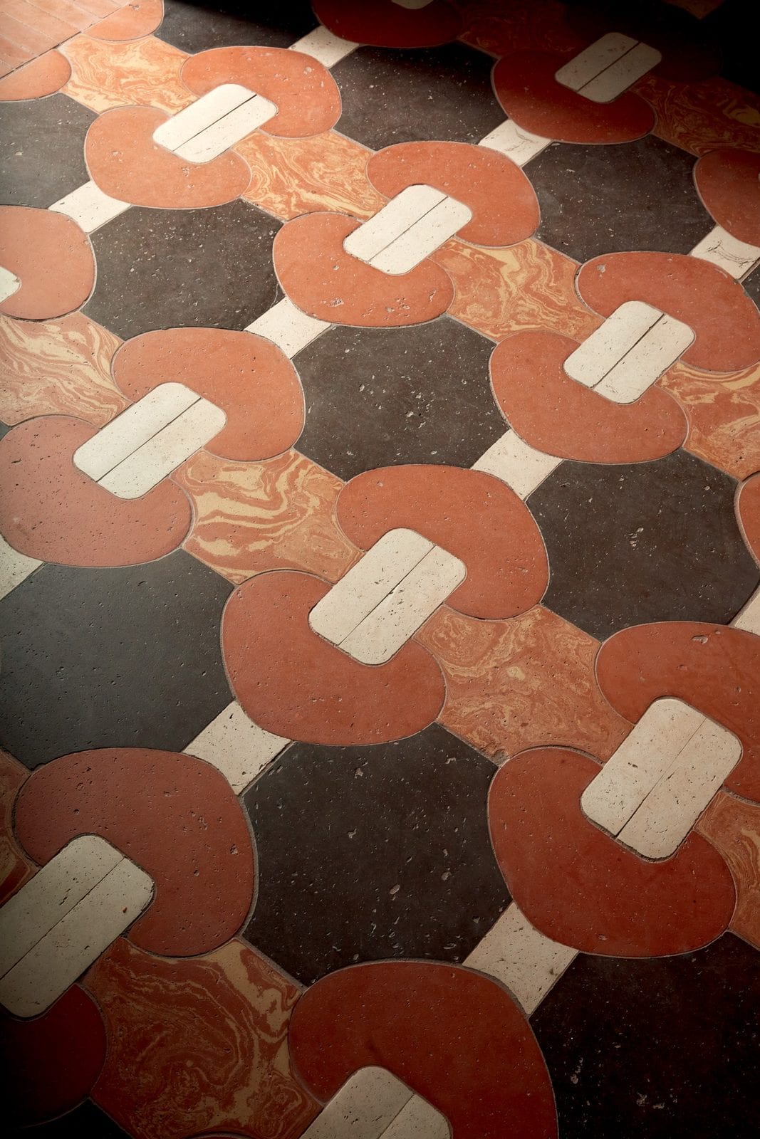 Capriccio, pavement terre cuite forme T composition théâtrale, Fornace Brioni, Scenografica