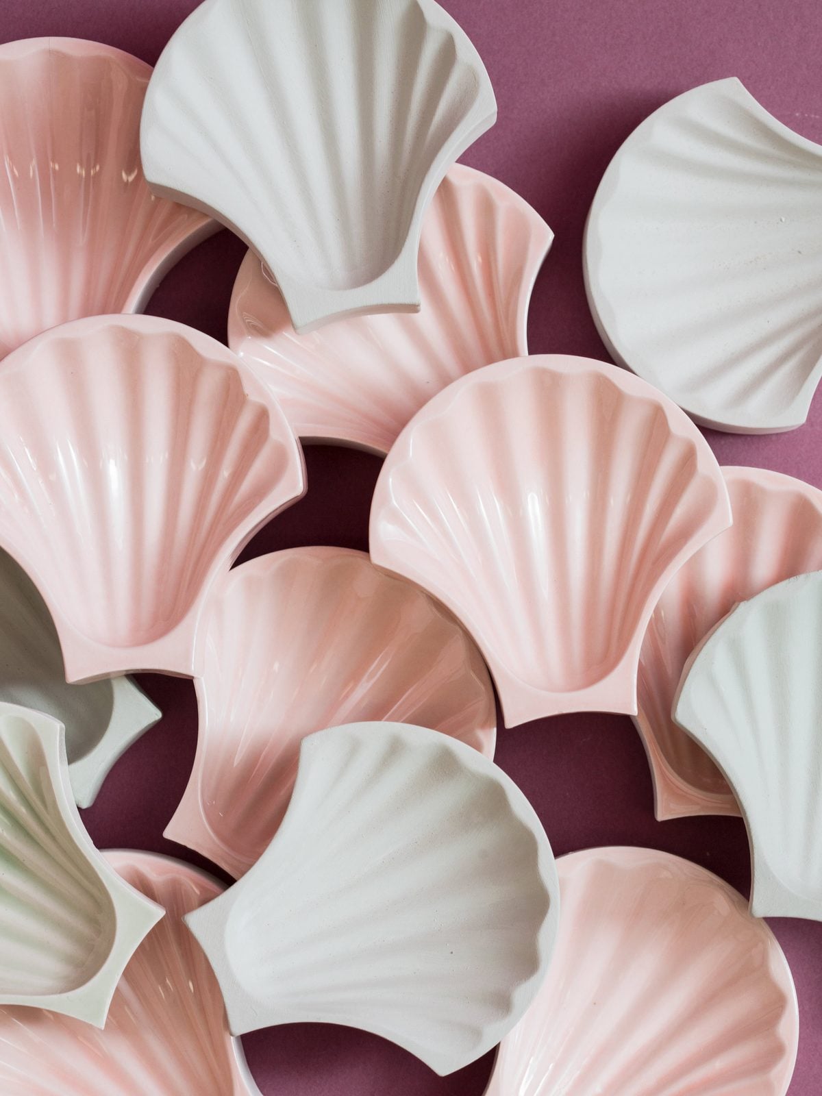 Rocaille, détail carreau coquillage terre cuite émaillée, Fornace Brioni, Giardino delle delizie