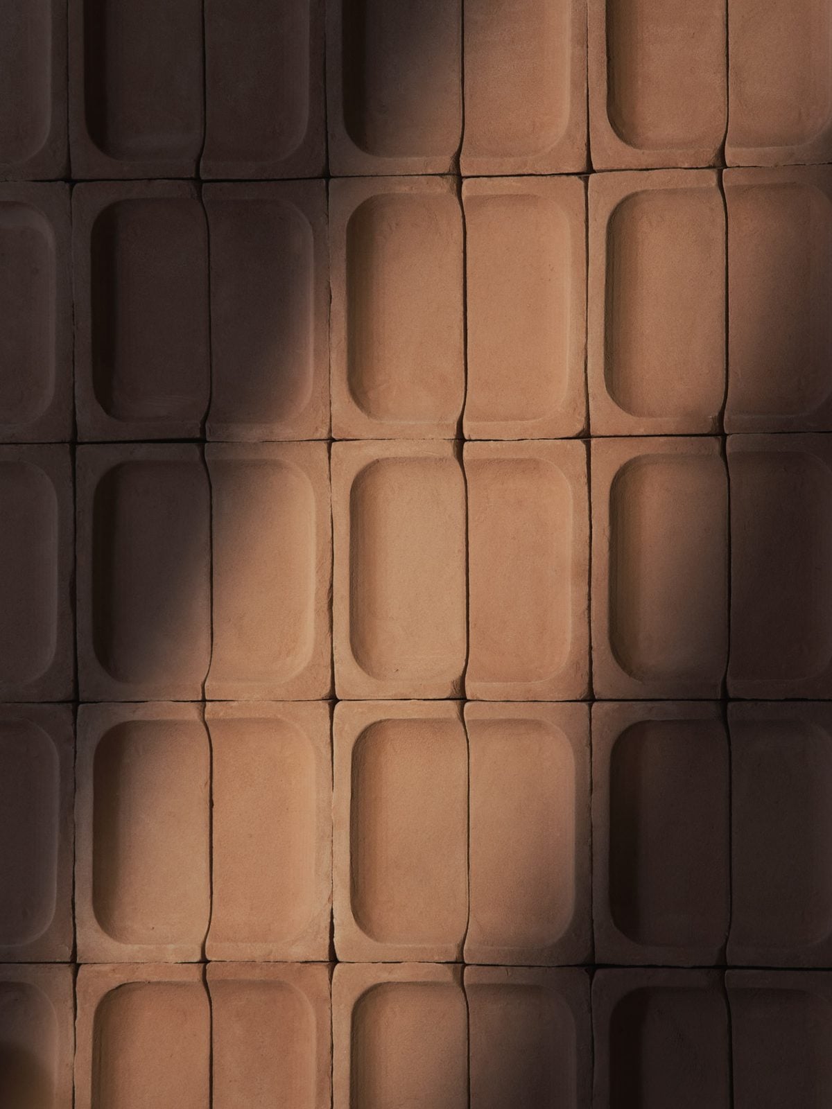 Void Brick, ambiance paroi terre cuite texturée, Fornace Brioni, collection Void Snøhetta