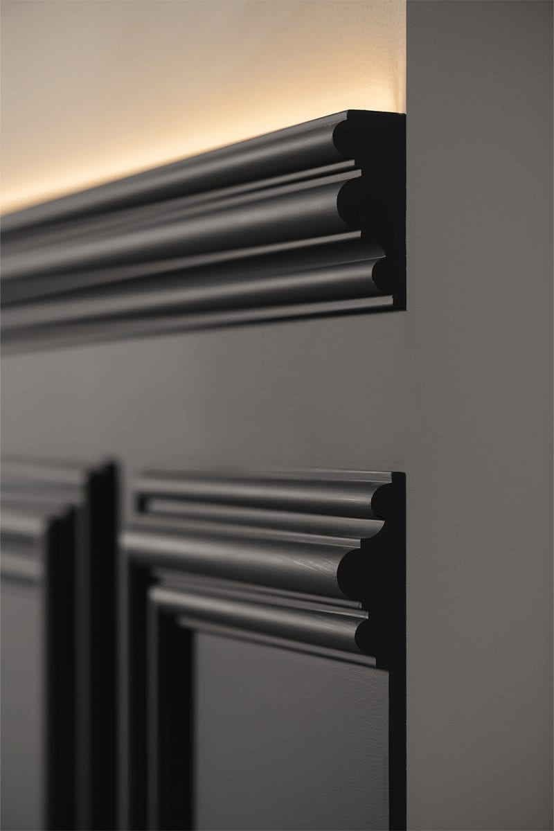 Cimaise Orac Decor, moulure murale Duropolymer wainscoting, panneau noir éclairé mise en scène