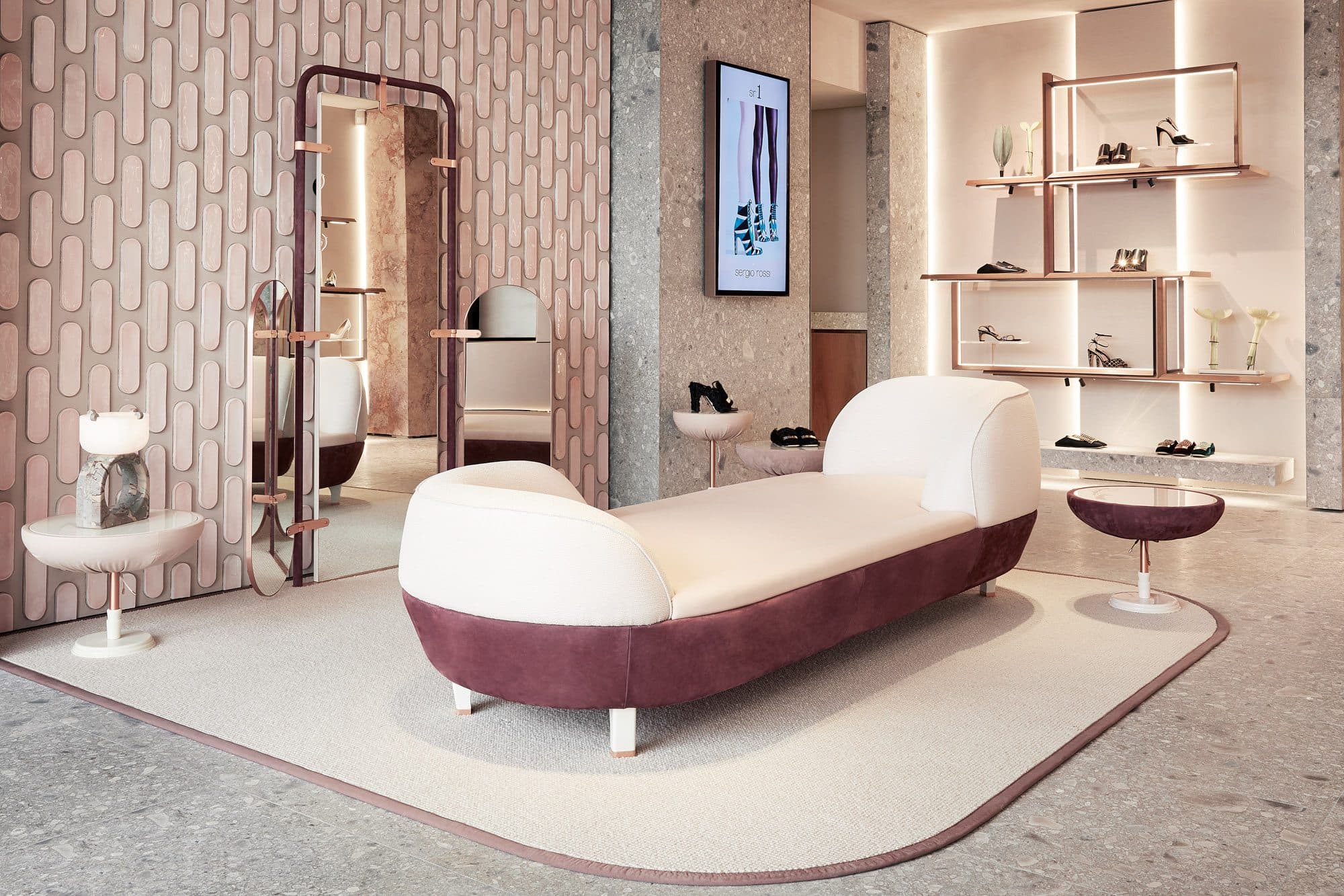 Boutique Sergio Rossi, divan et mur Delizie Biscotto Fornace Brioni, Cristina Celestino