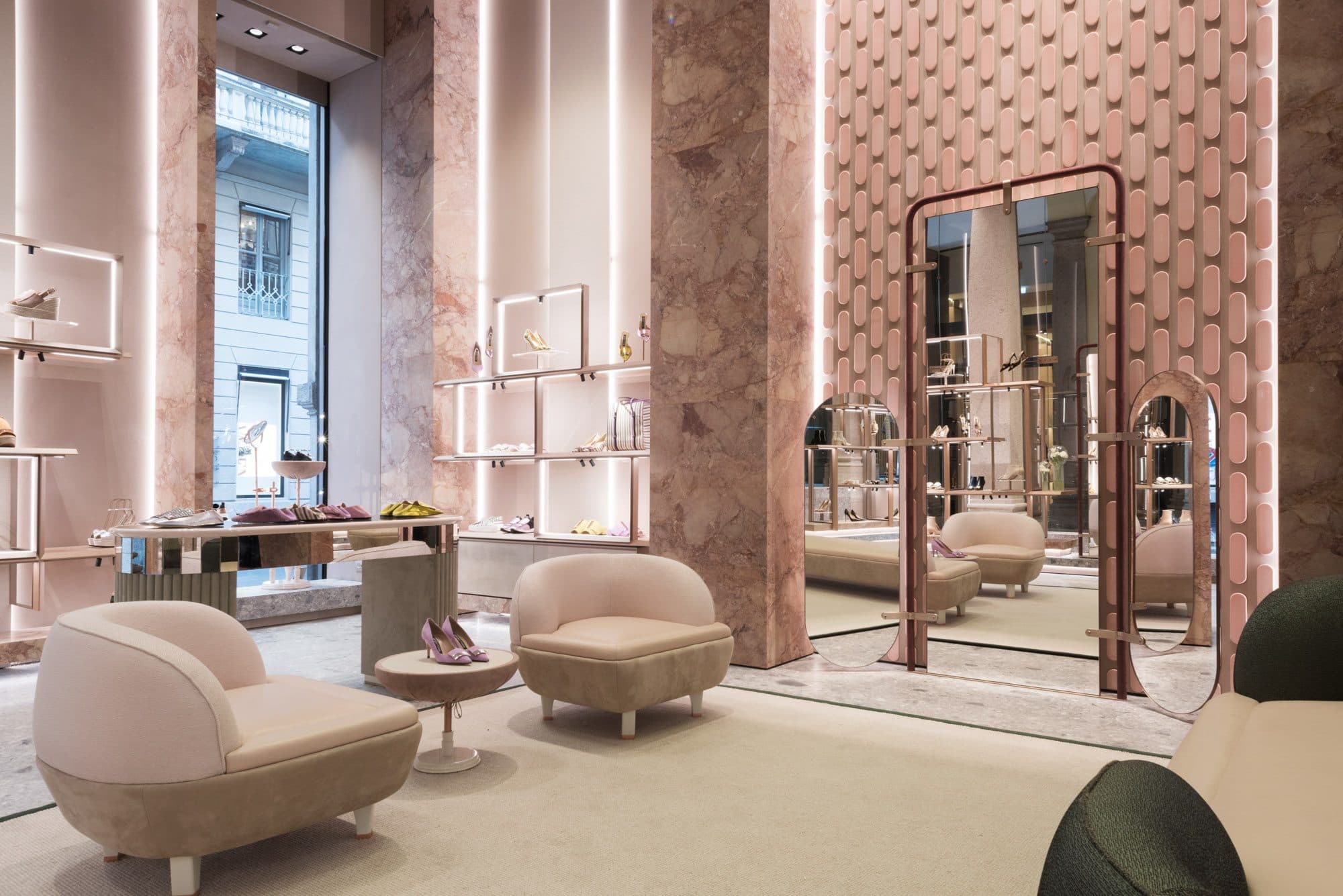 Boutique Sergio Rossi, mur ovoïde Delizie Biscotto Fornace Brioni par Cristina Celestino
