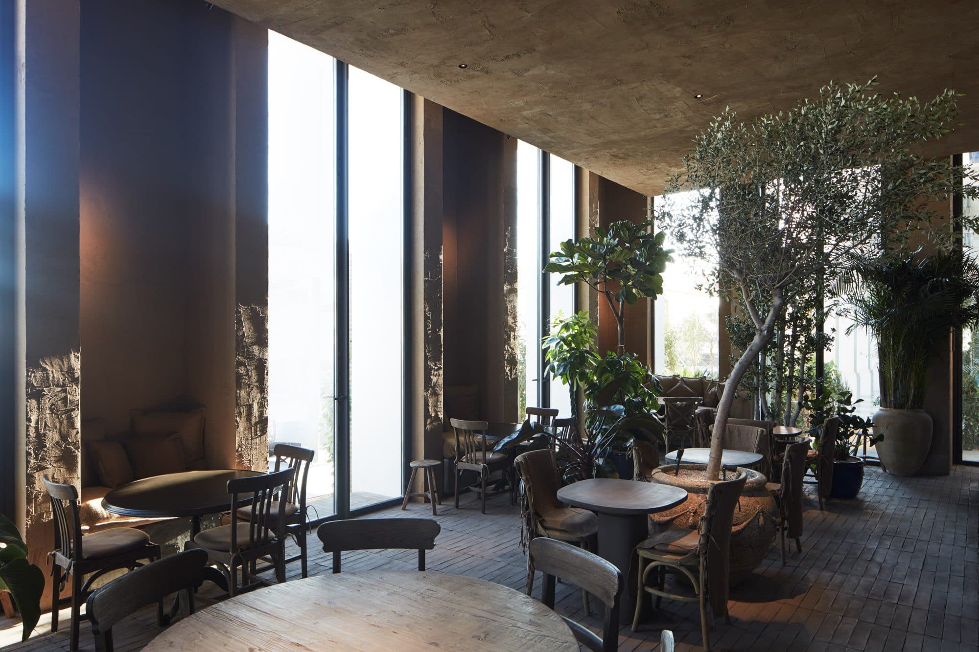 Terra Eatery Dubai, salle restaurant pavement Listello Fornace Brioni par Bone Studio